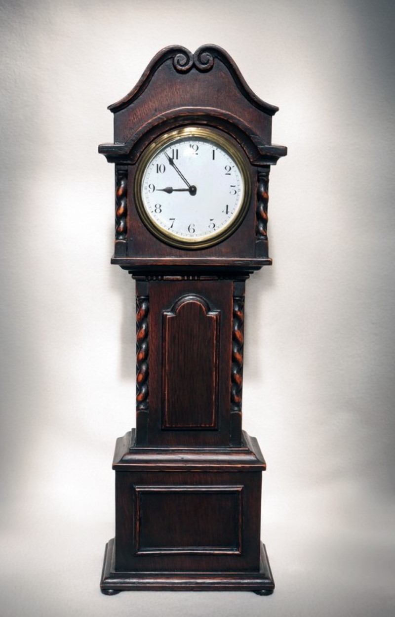 старинные напольные часы - прекрасный мужской подарок